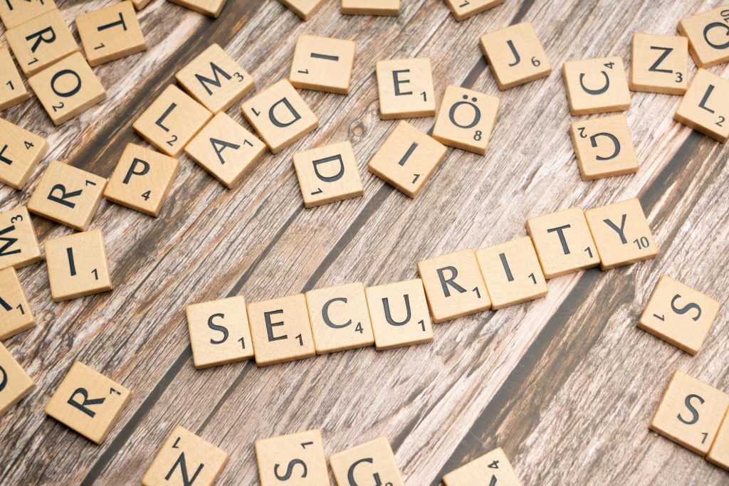 confidentialité lettres en bois avec mot "sécurité"